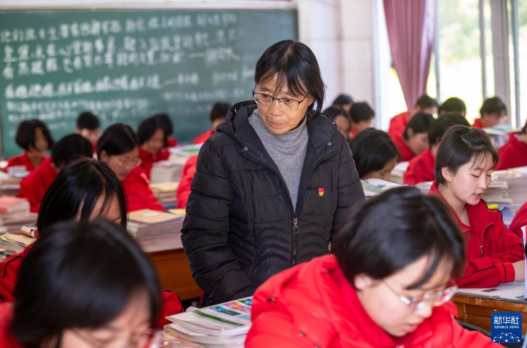 云南麗江華坪女子高級(jí)中學(xué)黨支部書記、校長(zhǎng)張桂梅（中）在教室里檢查學(xué)生上課情況（2020年12月1日攝）。